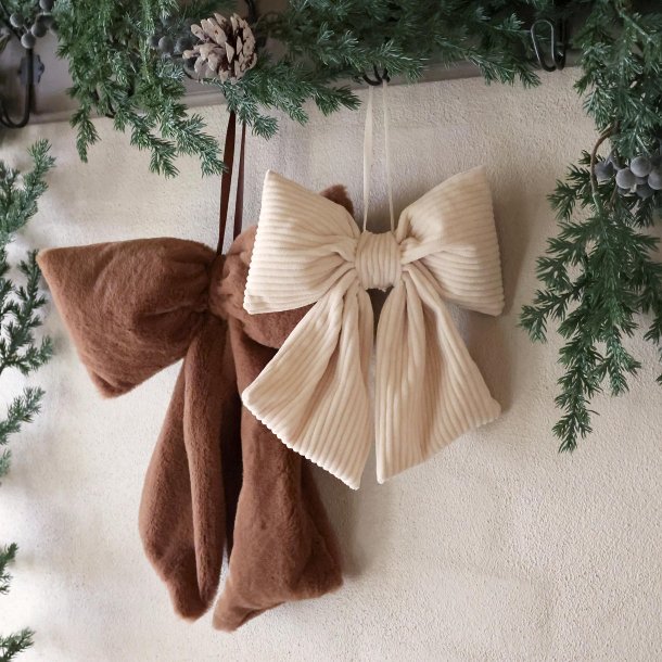 Store julesl�jfer i beige og mocca p� grankrans