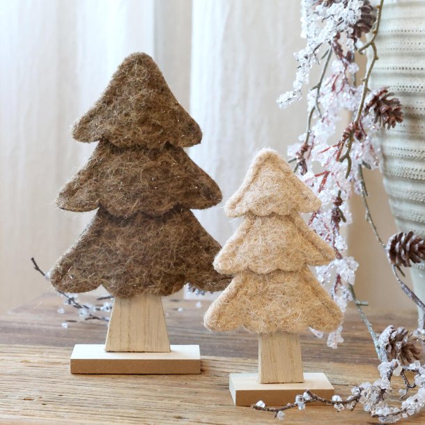 Filtjuletr�er i mocca og beige p� bord som julepynt