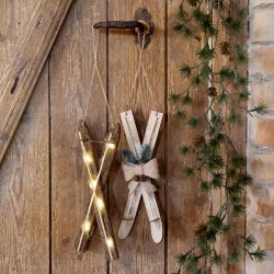 LED-ski med sl�jfe oph�ngt p� tr�v�g som julepynt