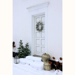 Vire kogle i stue med krans og julepynt