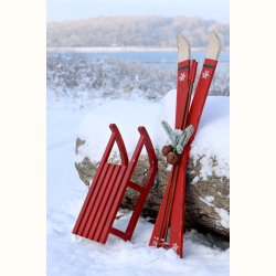 Vintage ski med stave i sne som julepynt