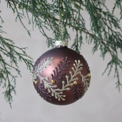 Mocca julekugle med glittergrene p� gran