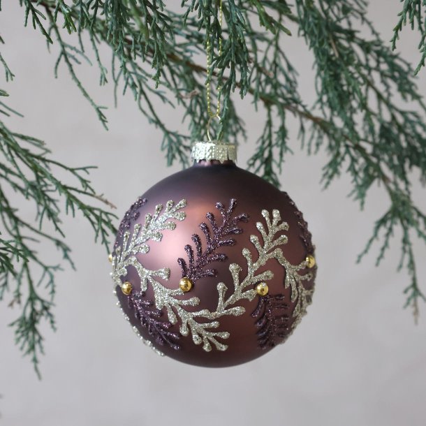 Mocca julekugle med glittergrene p� gran