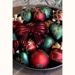Cherry sl�jfe blandt julekugler