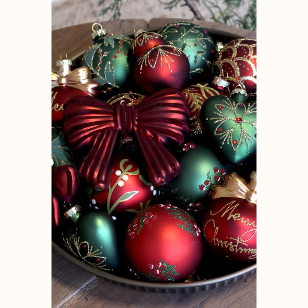 Cherry sl�jfe blandt julekugler
