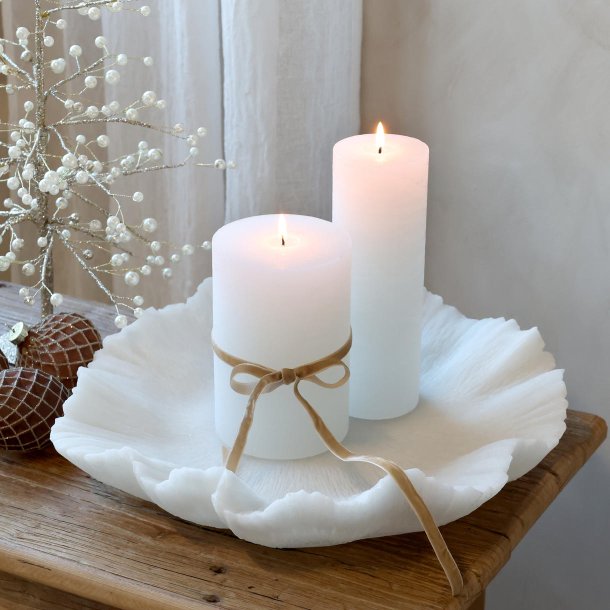 Fad med b�lget kant og bloklys p� bord