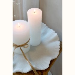 B�lget kant p� creme fad med stearinlys