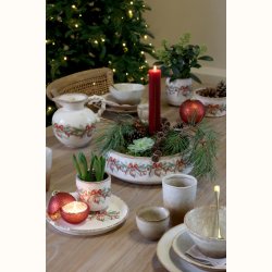 Julekugle med lys p� d�kket julebord
