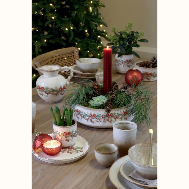 Julekugle med lys p� d�kket julebord