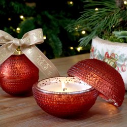 Cherry julekugle som lys p� bord