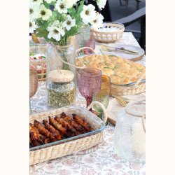 Opbevaringsglas med fletl�g brugt til servering p� bord med mad