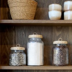 Opbevaringsglas med fletl�g med t�rvarer p� hylde i k�kken