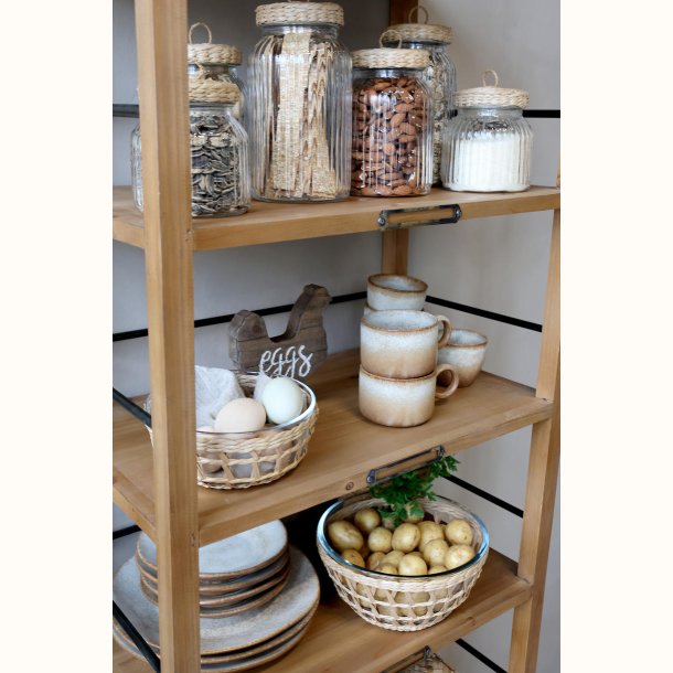 Opbevaringsglas med fletl�g p� tr�hylde med kopper og k�kkeninteri�r