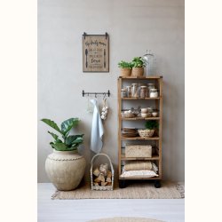 Opbevaringsglas med fletl�g i reol med kurve og planter