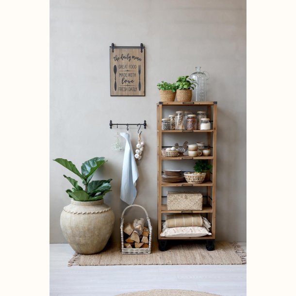 Opbevaringsglas med fletl�g i reol med kurve og planter