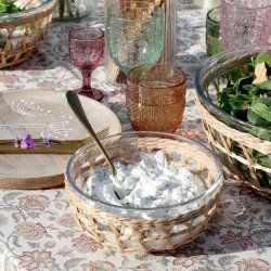 Sk�l med fletkurv brugt til servering af salat p� bord