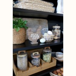 Hylde med glas og k�kkeninteri�r i rustik stil