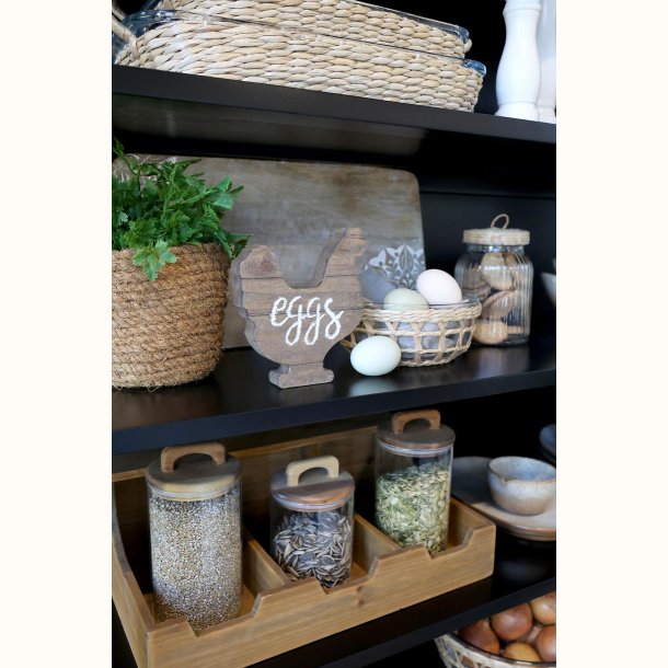 Hylde med glas og k�kkeninteri�r i rustik stil