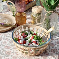 Stor sk�l med fletkurv brugt til servering p� bord