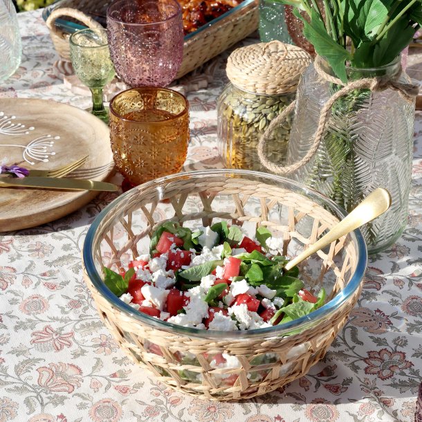 Stor sk�l med fletkurv brugt til servering p� bord