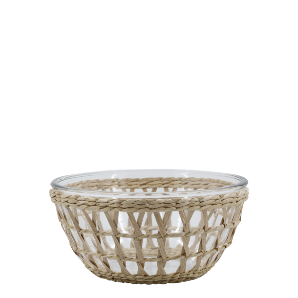 Sk�l med fletkurv i glas med frisk salat serveret