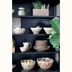 Detalje af sk�le og tallerkener p� hylde i hyggeligt k�kkenmilj�