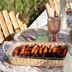 ovnfast fad med mad serveret p� bord