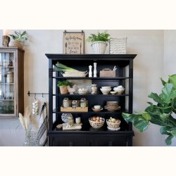 serveringsfad med mad og glas p� bord