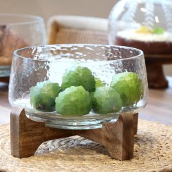 glasfad med gr�nne frugter p� tr�holder