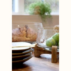 glasfad p� tr�holder med mad p� bord