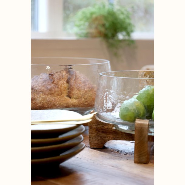 glasfad p� tr�holder med mad p� bord