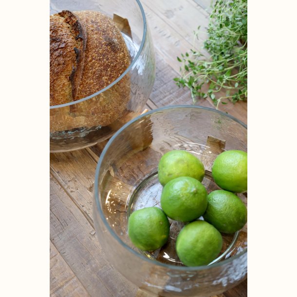 glasfad med lime i skål p� tr�holder