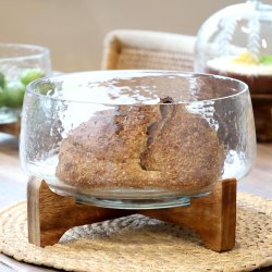 glasfad med br�d p� tr�holder servering