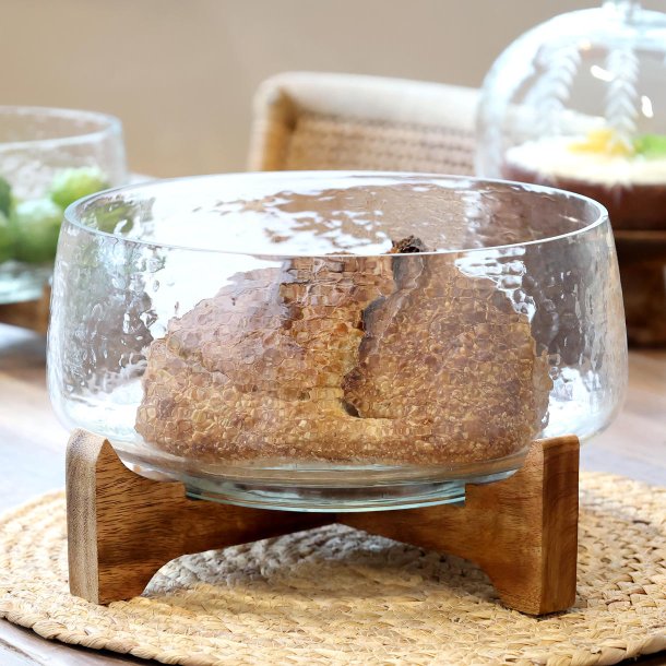 glasfad med br�d p� tr�holder servering