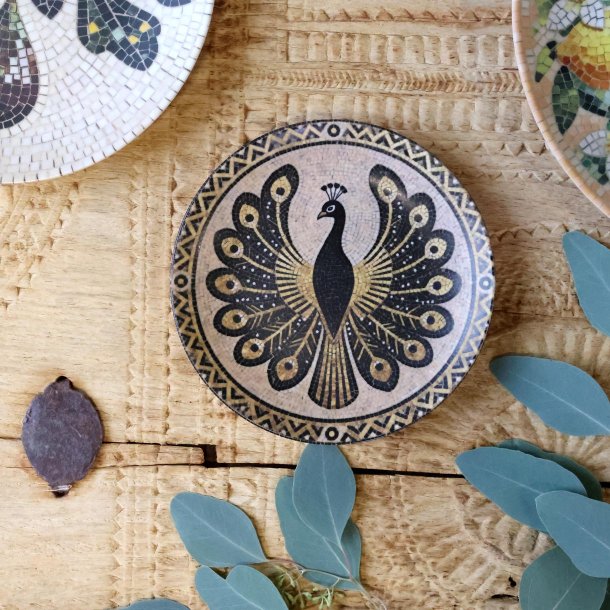 mosaik fad med p�fugl p� bord med naturmaterialer