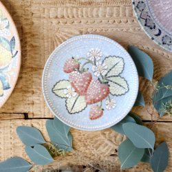 mosaik fad med jordb�r p� bord med naturmaterialer