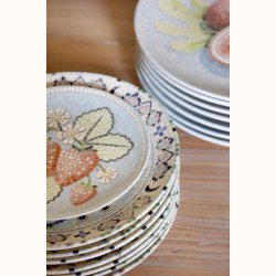 stabel af tallerkener med mosaik og jordb�r motiv