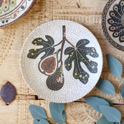 mosaik fad med figner p� bord med naturmaterialer