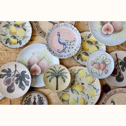 Chartres stel med flere fade og tallerkener i mosaik design