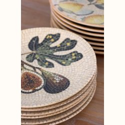 stabel af tallerkener med figen motiv i stent�j Chartres serie