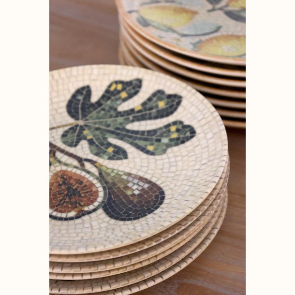 stabel af tallerkener med figen motiv i stent�j Chartres serie