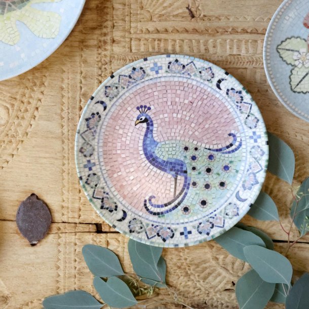 mosaik fad med p�fugl p� bord med naturmaterialer