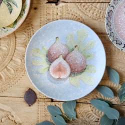 mosaik fad med figner serveret p� bord med naturmaterialer