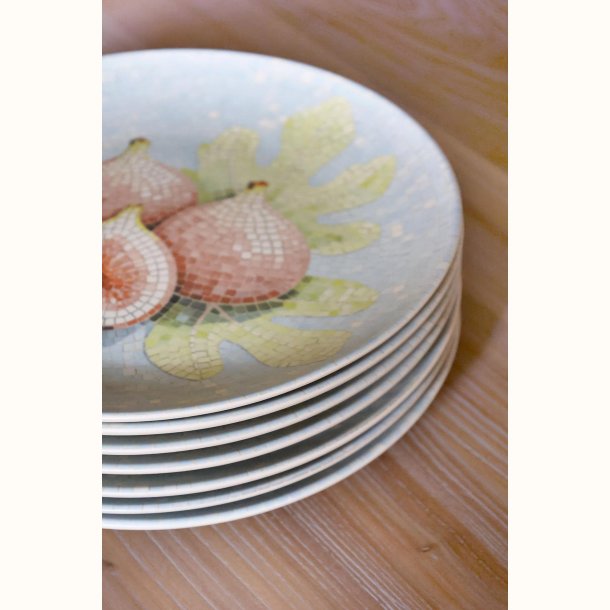 stabel af tallerkener med figenmotiv i stent�j Chartres serie