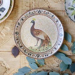 mosaik fad med p�fugl p� bord med naturmaterialer