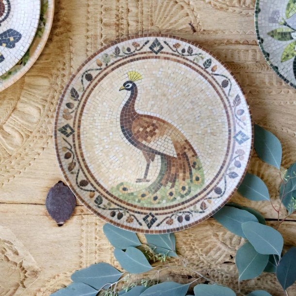 mosaik fad med p�fugl p� bord med naturmaterialer