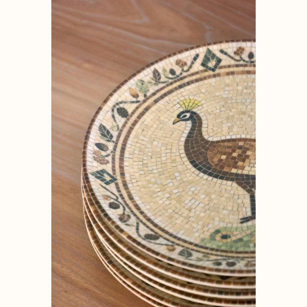 stabel af tallerkener med p�fugl motiv i stent�j Chartres serie