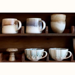 Krus i New Bone China med coffee-glasur