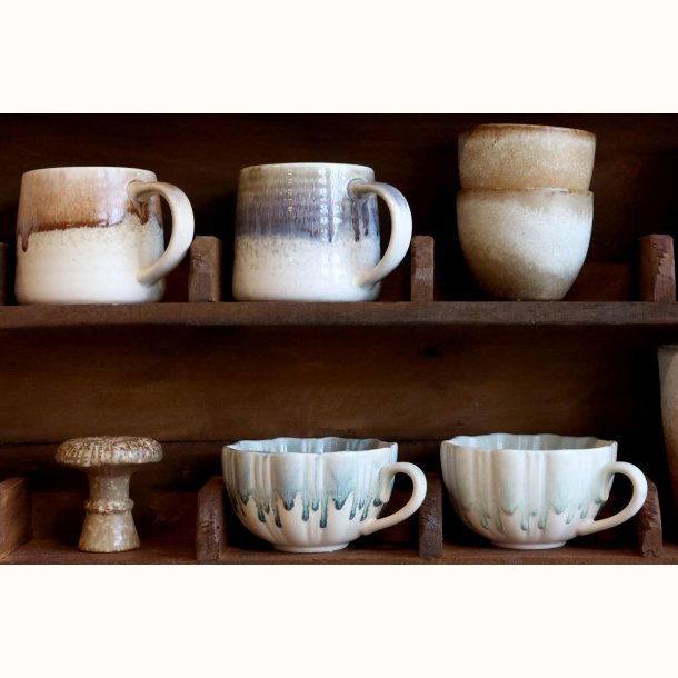 Krus i New Bone China med coffee-glasur