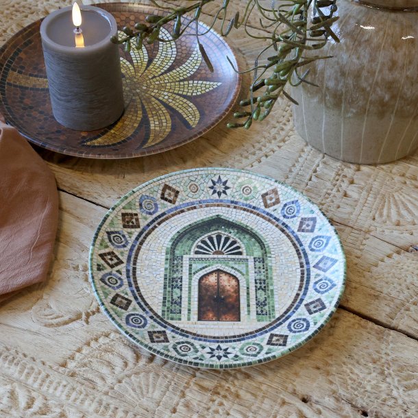 Chartres fad p� bord med stearinlys